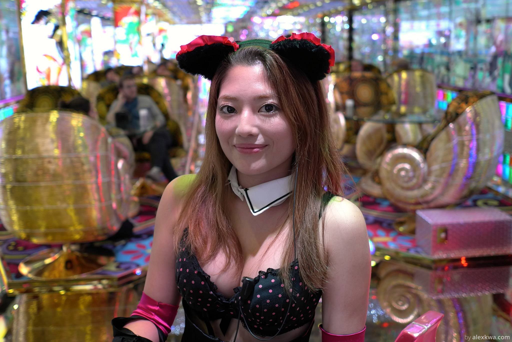 You'll be served by cat-eared beautiful waitresses while waiting for the show to start.