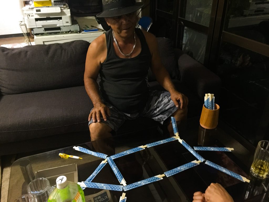 Mamoru-ojisan entertaining us with riddles using chopsticks.