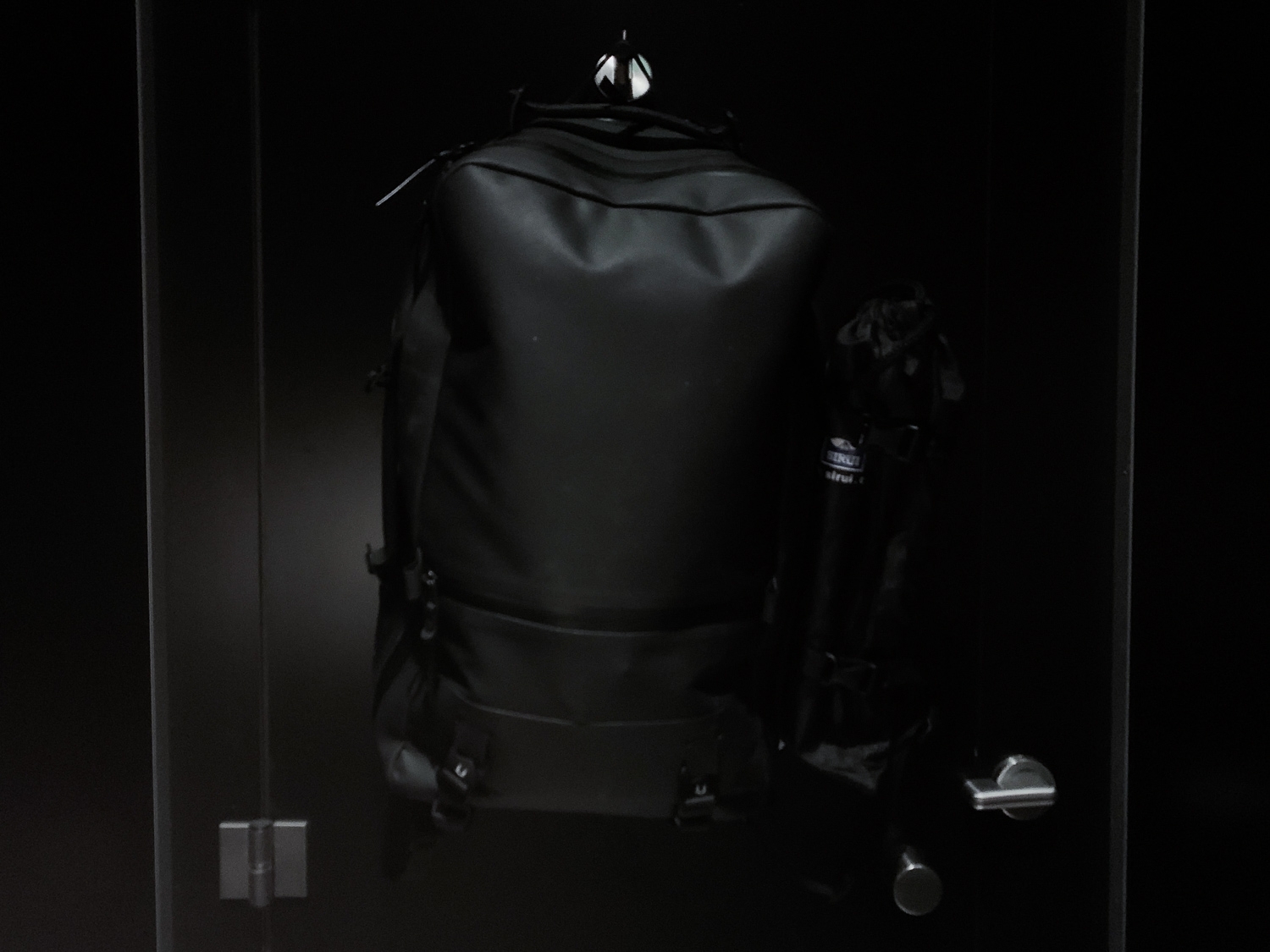 Even the tones are kept consistent on this black minimalist backpack.